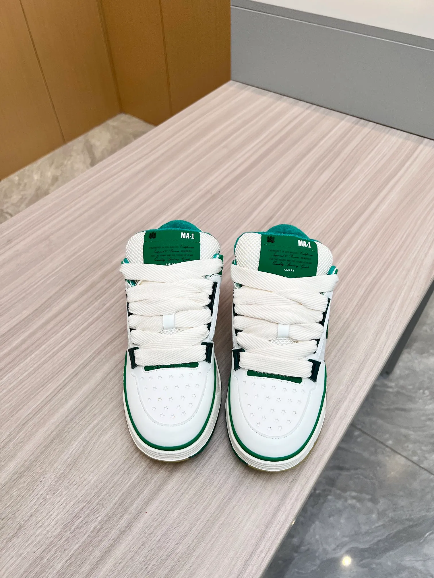 p620💰Men's shoes Amiri Emile's 2023 spring and summer new MA-1 bread shoes, couple models, casual sports shoes, sneakers Amiri gave up the rock punk style in the new season and used a large number of unsaturated colors, Morandi tones, whether you see or wear them, it will make people very happy. The large tongue of the bread shoes continues, shortens the length of the shoe body, thickens the midsole, and the toe part is more rounded. Amiri's brand letters and MA logo appear on the side of the shoe. Fabric: Original customized imported first-layer cowhide + mesh. Lining: Original customized breathable towel lining. Outsole. Foam combination material. Bottom thickness: 4CM. Size: Men's 39-45